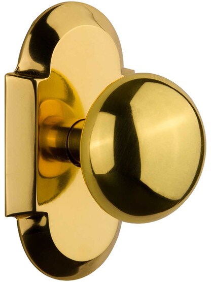Arched Rosette Door Set with Classic Round Knobs in Polished Brass.